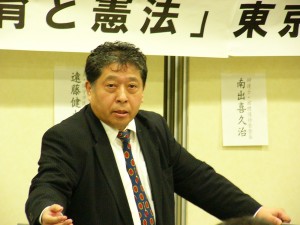 熱弁振るう南出喜久治辯護士